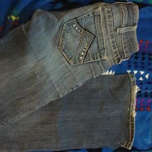 They are size 25L Ariat jeans in good condition.